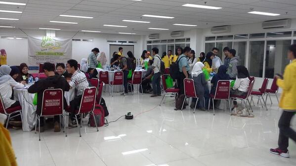 WeCare_2014's tweet photo. Sebelum penutupan, panitia membagikan souvenir kepada peserta dan volunteer :D http://t.co/qzzZQvT8t6