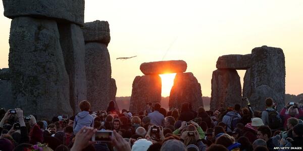 Tens of thousands mark #SummerSolstice at Stonehenge bbc.in/1kY0duI &amp;