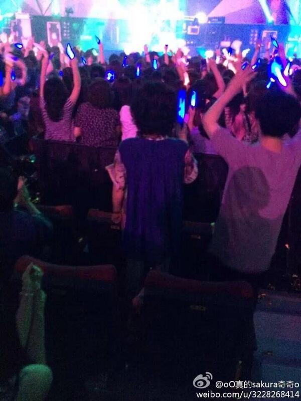 Kayınvalidem kayınbabam ve kaynım oluyo heralde :-) hep birlikte konserdeydik ben çektim onları aşkımda sahnede <3