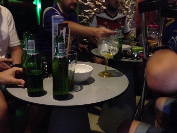 VcMola's tweet photo. Prepartido, calentamiento el cuerpo @Brico_Birra #sisepuede http://t.co/nHMNLbAYQN