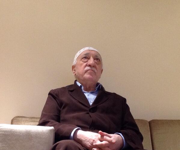 osmansimsek_1's tweet photo. Bir size bir de yürekten dua edeninize bakıyorum. Şefkat mi muhabbet mi, bunun adını da siz koyun. #DünyanınRenkleri http://t.co/0TAAbrY3LR