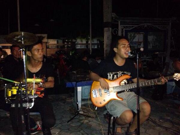 abodmu's tweet photo. Tjoi.... Merapat ke taman oval... Ada reggea...Closing party sebelum puasa tjoi... #supportbandlokaltarakan @AnakTrk http://t.co/M0GhoE3sCQ