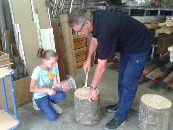 Roefelen: inschrijven, stortbak repareren, deurbel maken en timmeren. De kinderen doen het super goed!