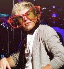 Niall yaampun itu kacamata ??? alay nyaaa dia hahaha lol