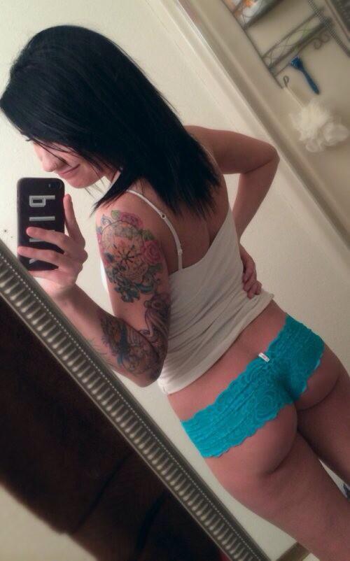 HumpDayWeekly's tweet photo. Retweet if you like tattoos. http://t.co/RYR8EqCaTX