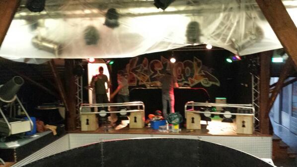 PartyKiehool's tweet photo. Het team is al aan het opbouwen! Met een groter zwembad, vette lichtschow, VEEL schuim en DJ Pje en Wje! #BeThere http://t.co/AhQlbdRQK3