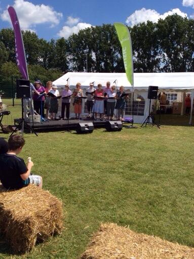 oakingtondig's tweet image. Village day includes being serenaded by the lovely local choir #oakingtondig