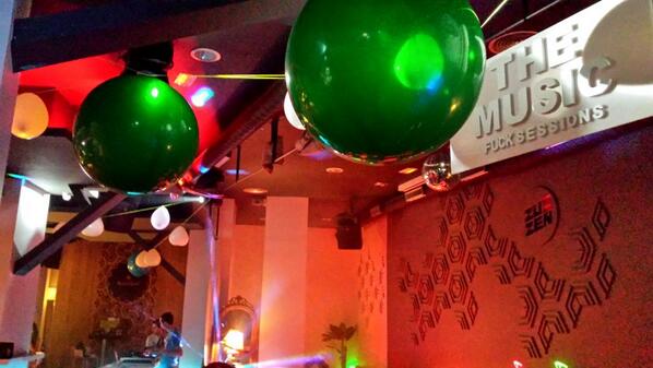 13_parade's tweet photo. Ez dago jairik puxika gabe / No hay fiesta sin globos... Fuck! + Zuzen11 @HerriBizia @aranguey @76_javi @alvarocorz http://t.co/Lykr9B5rMH