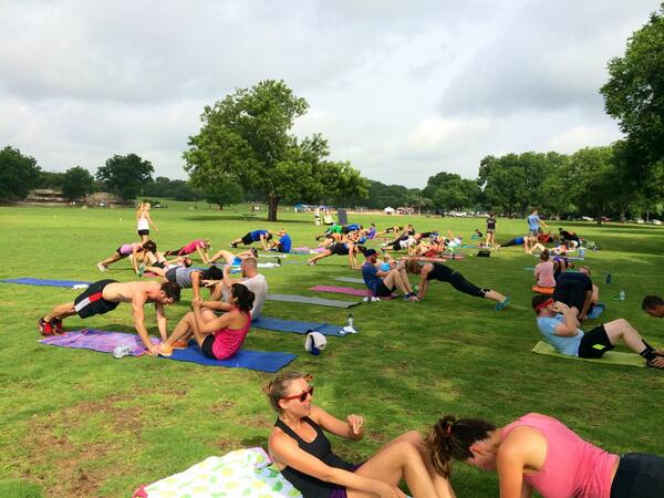 Planks on planks on planks! <a href="/aim_allen/">Aimee Allen</a> <a href="/jessejohnmartin/">Jess Martin</a> <a href="/RoryDiller/">Rory</a> @V23Athletics <a href="/Zilker_Park/">Zilker Park</a> @V23Athletics #ssss