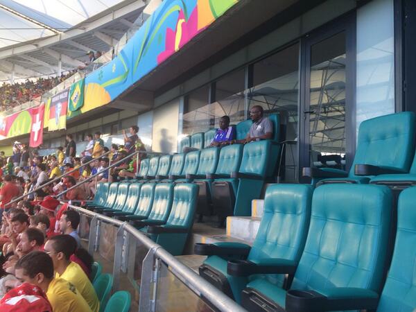 Sind VIPs nicht an Fußball interessiert? Leider bleiben viele Stühle leer und die leidenschaftlichen Fans fehlen.