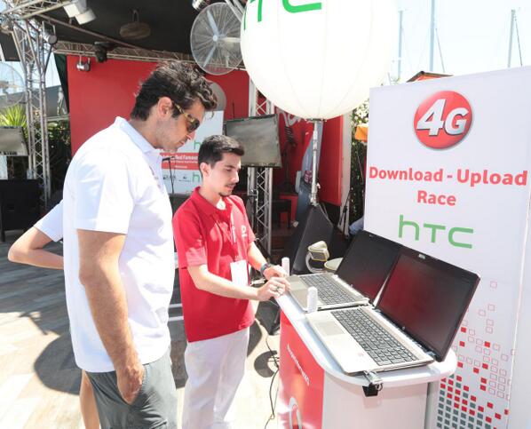 maryvergi1's tweet photo. @BURAKHAKKI RT @VodafoneTR Jun 21
#FamousCup'ta ünlüler Vodafone #Süperinternet4G'yi deneyimlediler. http://t.co/4J9dh67qLB