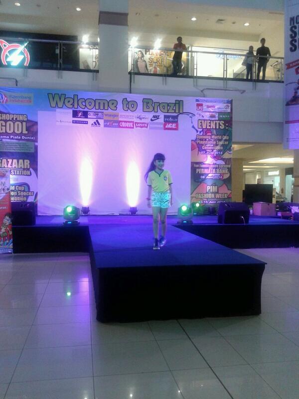 thalianabila2's tweet photo. Fashion week day1, costum by Kidzstation PIM http://t.co/BAvpHoGs1l