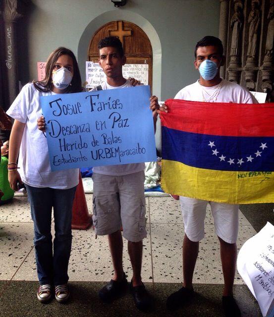 Skydeli09's tweet photo. Q.E.P.D nuestro compañero seguimos luchando por ti Josue faria @bastiondelzulia @ResistenciaMbo http://t.co/rPs2JEoEmi