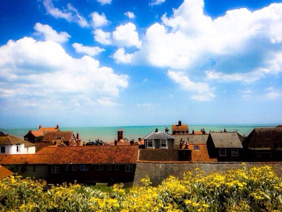 NaomiTarry's tweet photo. Looking over the rooftops to the sea in Aldeburgh today. Lovely cloud formations &amp; vibrant blue sea &amp; sky http://t.co/CA9DeokIm5