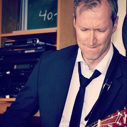 HellstringsN's tweet image. På tenorukulele og med bred benføring: Hammerthumb! #hellstrings