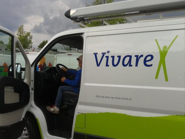 En ter afsluiting achter het stuur en hard op de claxon drukken!