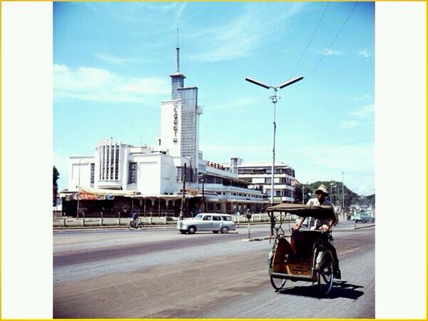 azmu's tweet photo. Bioskop Megaria - tahun 1960 #jakartatempodoeloe http://t.co/rH4QOQdRcf