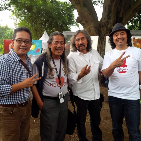 WargaBdg's tweet photo. Wah geuning seniman &amp; budayawan kahot ngarojong Jokowi. Sae pisan! #JKWJK #Salam2Jari http://t.co/umY5BJ0oNU