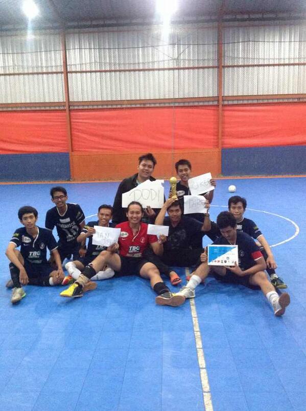 _junkers's tweet photo. Congrats junks!! FSL tahun ini ngangkat piala juga. http://t.co/pHxkFBLpGT