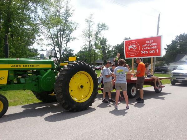#Farmers supporting Amendment 1 in MO at the Clarence Homecoming Parade! #Yeson1 #KeepMissouriFarming