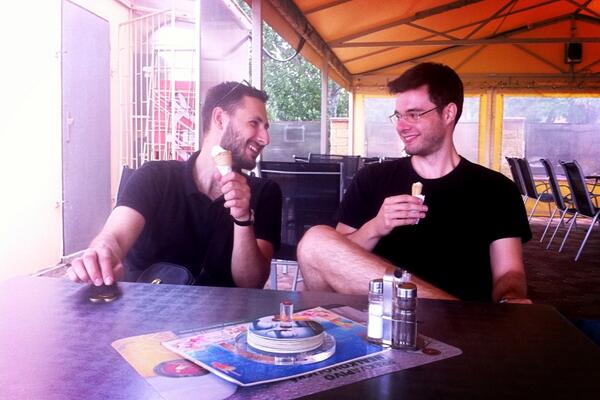 Prokletyharant's tweet photo. S @ToMfromTO na zmrzke v Šuranoch 🍦 http://t.co/6m50rWcMj7