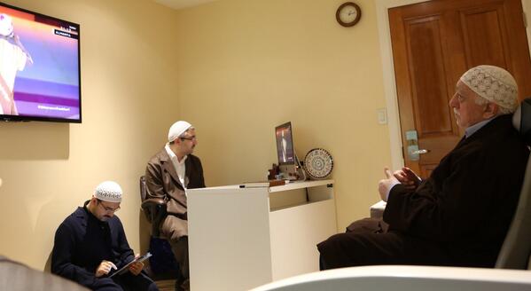 Hocamız dualar eşiliğinde #DünyanınRenkleri'ni seyrederken. (Daha çok fotoğraf istiyorsunuz ama işte kaş göz arası :)