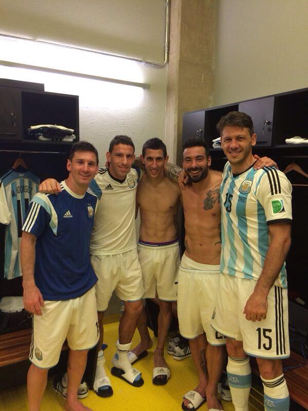 MR11ok's tweet photo. Después de la victoria en el vestuario con la banda.. Vamos Argentina!!! http://t.co/taiXal8MsF