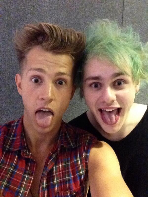 TheVampsJames's tweet image. Met this little rascal. @Michael5SOS ❤️