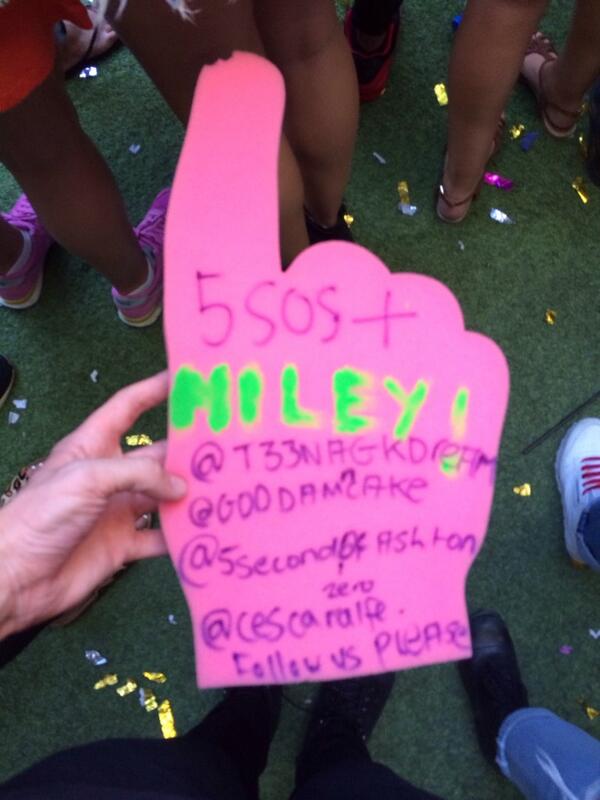 Ashton5SOS tweet picture