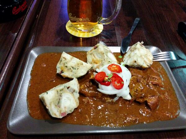 KalafutJuraj's tweet photo. Vylet v Prahe sa sa nevyhol tradicnej objednavke Gulas a pivo + paradny den na  #develcz a uz len nocakom domov http://t.co/YsZ4jPB7IX