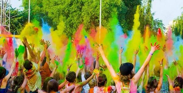 дети праздник. празднуйте лето. летняя вечеринка. праздник красок холи в россии. лето пляж вечеринки.