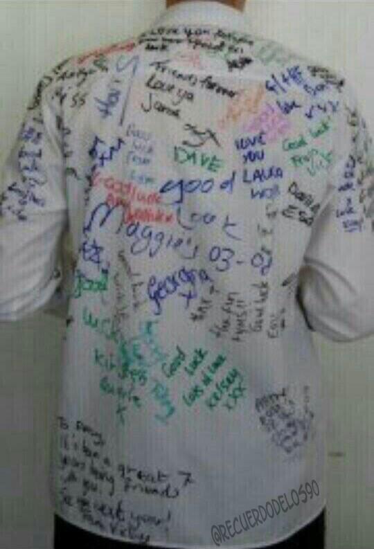RecuerdoDeLos90's tweet photo. ¿Quién más recuerda hacer esto el último día de clase? http://t.co/MGvfMTC8Aj
