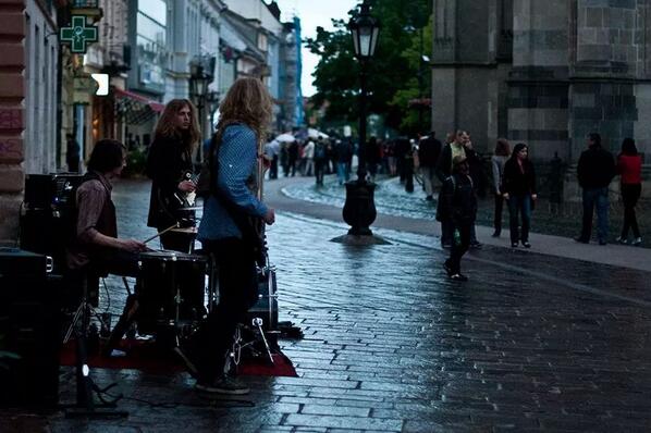 pespartes's tweet photo. Skvelá hudba v meste, prší-neprší #usethecity http://t.co/bsHr6RR5aW