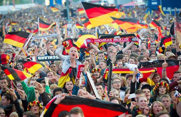 GVconelMundial's tweet photo. #LaImagen Así celebraron los fans de Alemania el gol de Götze #GER 1 - #GHA 1 http://t.co/Kg7oR3p6Na http://t.co/xyOcmCyWyK