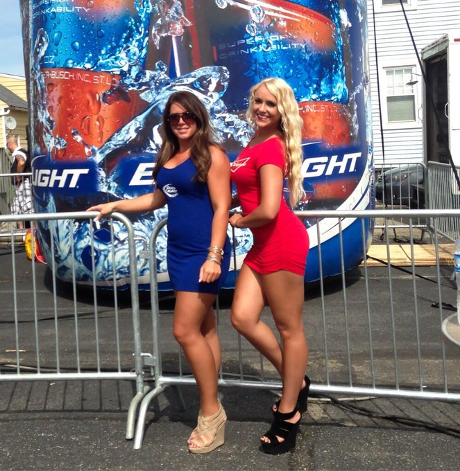Bud girls ❤️💙 http://t.co/qKTXr5fmlZ<a href="/tag/hotpicatnoon"class="tags"><span>#hotpicatnoon</span></a>