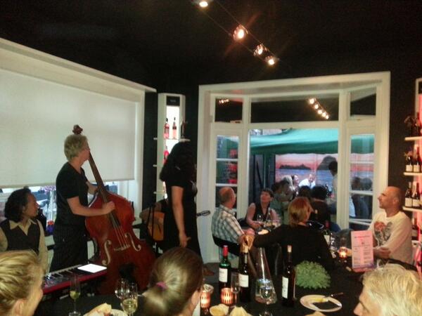 ildiVinowijnen's tweet photo. wat een TOPavond is dit!! Heerlijke muziek door WhoSHEdo, geweldig eten door @Cooked_Catering en wat lekkere #wijnen http://t.co/1sitTqf70t