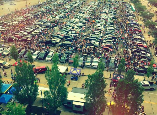 DierksBentley's tweet photo. one of many tailgate scenes today... pittsburgh knows how to throw a parking lot party. @leebrice you agree??! http://t.co/rvcx10XoYO