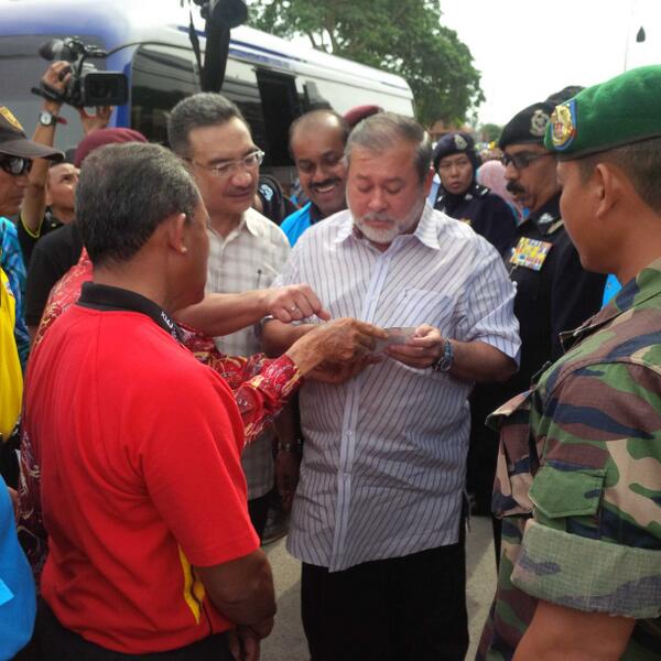 DS <a href="/HishammuddinH2O/">Hishammuddin Hussein 🇲🇾</a> menunujukkan satu gambar lama pd DYMM Sultan Johor.. @khalednordin <a href="/idamoerni/">idamoerni</a> #kembaramahkota2014