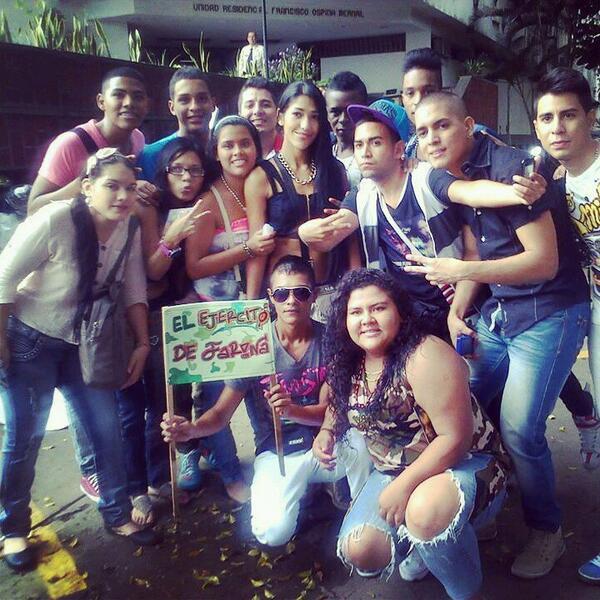 JhonVidaless's tweet photo. Usted son los mejores. @FCFARINACALI @FARINAMUSIC. ♥ #LaNenaFina #EjercitoDeFarina ♥♥ http://t.co/NitaLSJ5vl