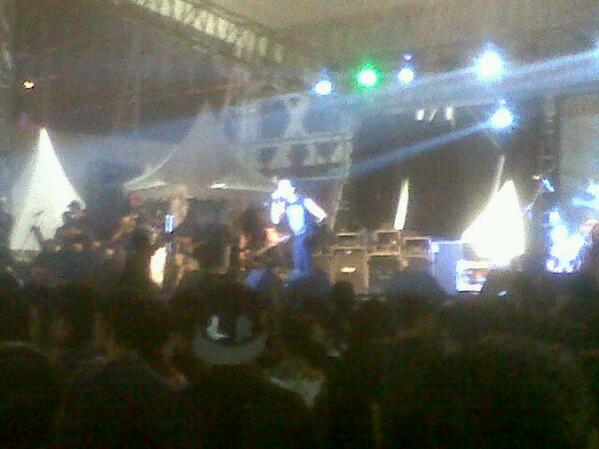 MistakeInHell's tweet photo. @burgerkill666 perfome @BekasiSquare http://t.co/SYeuKd9gfV