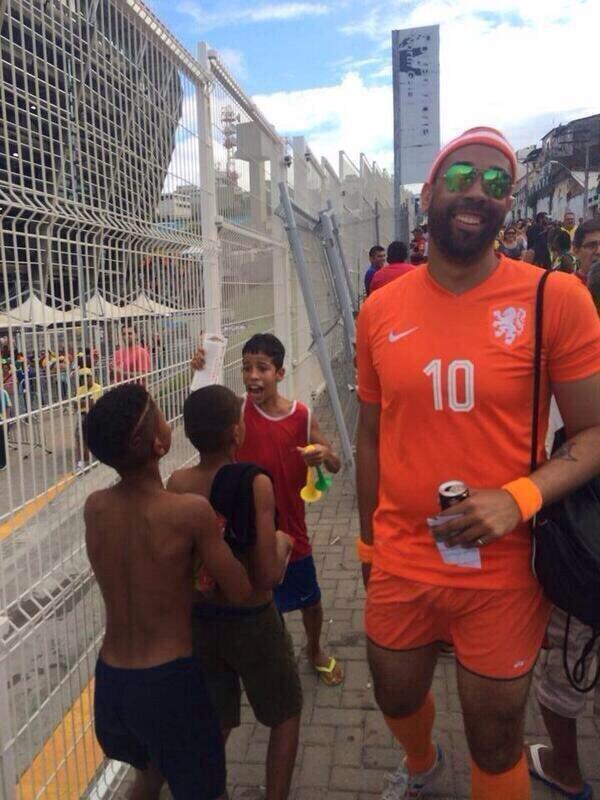 CuriosodeFutbol's tweet photo. ¡GIGANTE!
Este aficionado tenía 2 entradas de sobra, en vez de revenderlas, se las regaló a dos pequeños chicos. http://t.co/l4KDt9QBDC