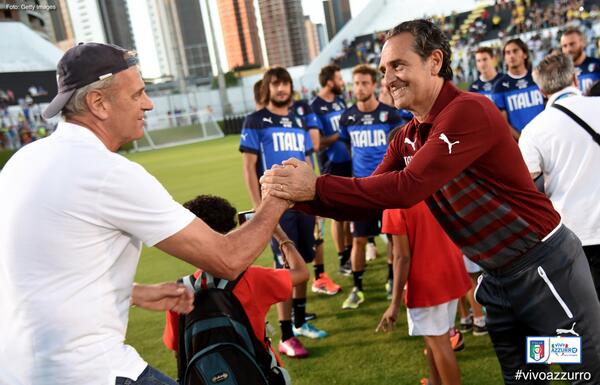 Azzurri's tweet photo. #ITA Enrico #Bertolino con gli #Azzurri, durante l'allenamento di #Natal con 3000 tifosi sugli spalti #VivoAzzurro http://t.co/jJALXfNUO4