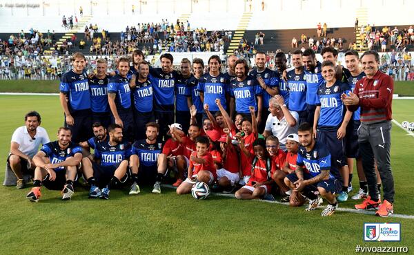 Azzurri's tweet photo. #ITA Enrico #Bertolino con gli #Azzurri, durante l'allenamento di #Natal con 3000 tifosi sugli spalti #VivoAzzurro http://t.co/jJALXfNUO4