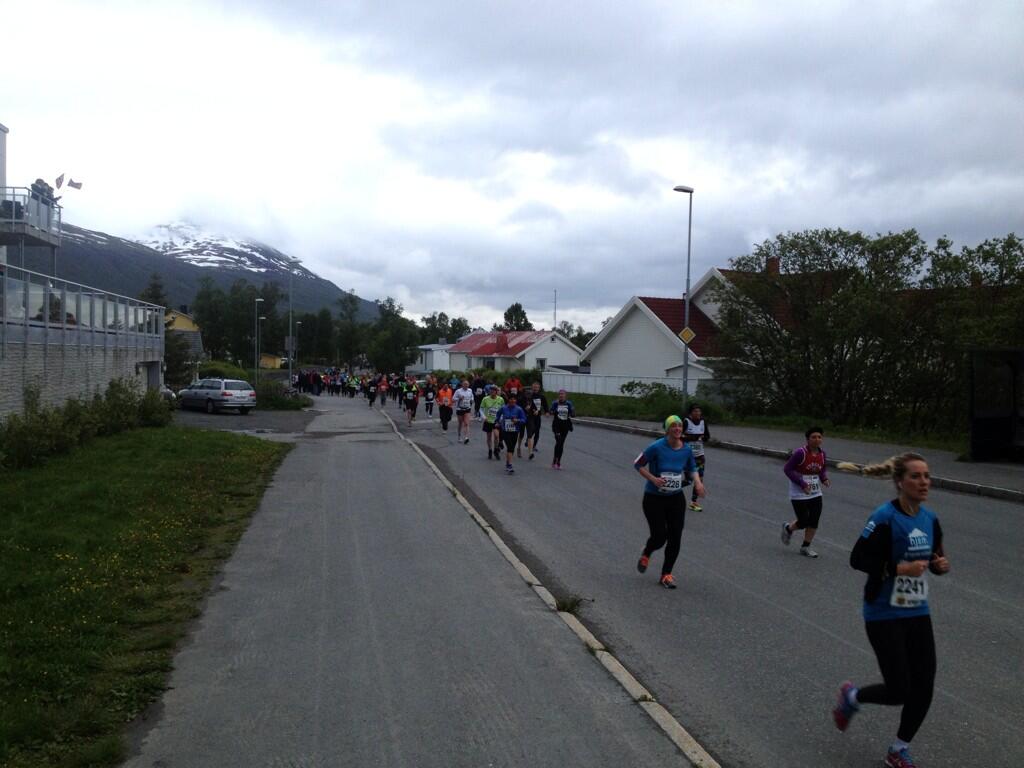 Dan Diamond on X: People running the Midnight Sun Marathon in Tromsø. This  is what it looks like at 1 a.m. local time:  / X