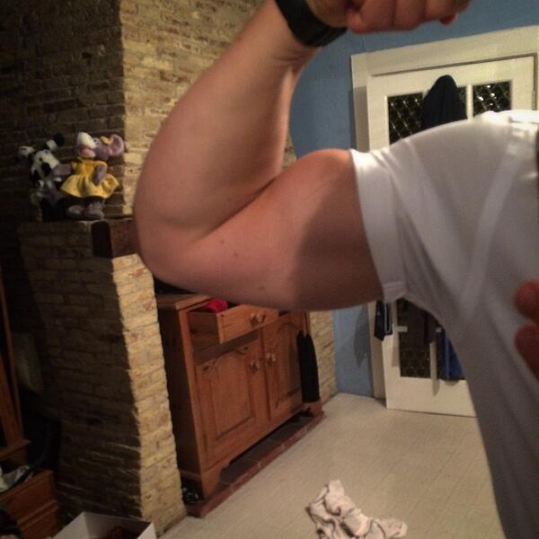 AlexHowarthPT1's tweet photo. If the sleeves ain't tight the shirt ain't right #bodybuilding #lifestyle http://t.co/IbH2yKc6Jp