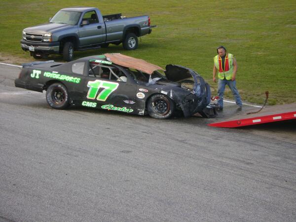 UncommonMediaVT's tweet image. #WMMP Safety crews load Mike Stygle's car onto a flatbed after the final-corner wreck in the Tiger feature.