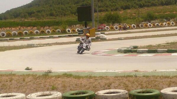 bastida7's tweet photo. Hoy a sido uno d esos dias enlos que cumples un sueño aunk ami lado me a faltado mi peke @marisa2g x cuestion d curro http://t.co/6j1Mfwbldq