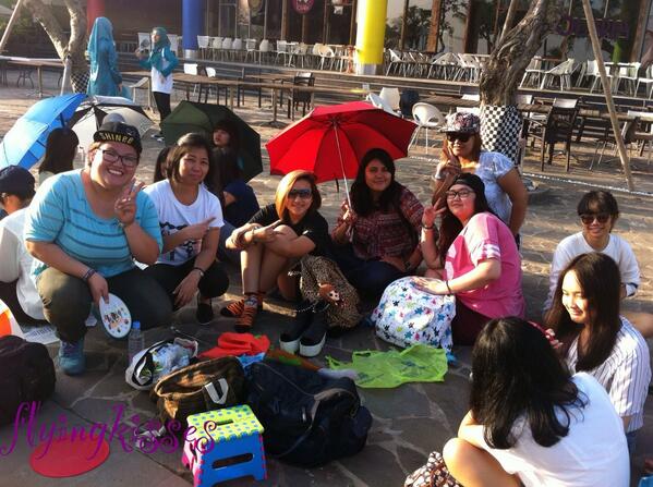 Peenkheels02's tweet photo. Posting a decent picture of us in queue (minus me 😜)PH Shawols, SG Shawols and INA Shawol! Wohooo! #SWC3JKT #SWC3INA http://t.co/jm2wJ8yjbW