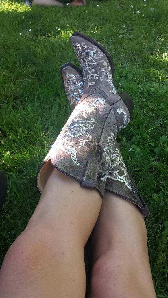 AprilGetsYouFit's tweet image. 2 1/2 hours of dancing in the Soltise parade in boots complete....blister treatment next. My tootsies! #bootproblems