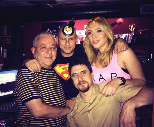 Arantxa_Nieto's tweet photo. Cerrando una etapa de la "Radio en Vivo" en el @Muddysradiobar 
Próxima cita en la @snegra 
Gracias @SilverGijon 😘 http://t.co/m2tLetD7TB